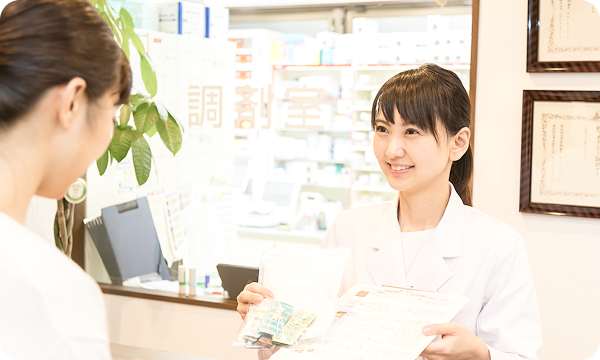 患者に薬の説明をする薬剤師