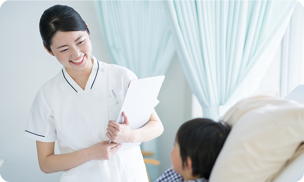 患者に話しかける看護師