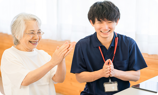 医師や看護師と話す主任看護師
